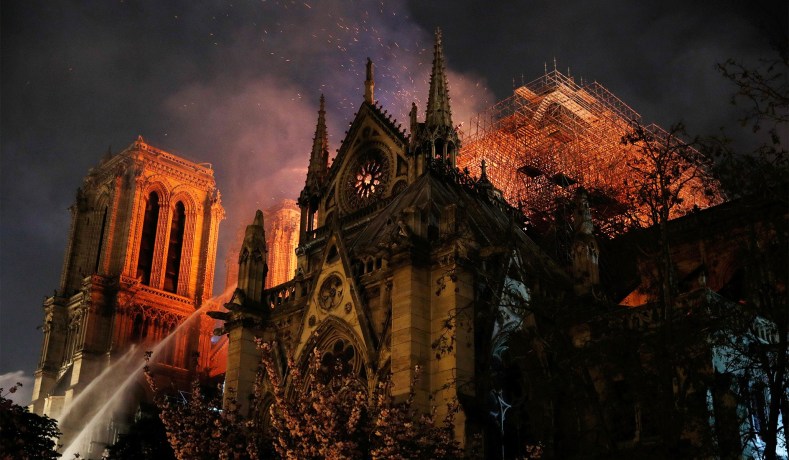 O companie românească va dona 1 milion de euro pentru reconstrucţia Catedralei Notre Dame