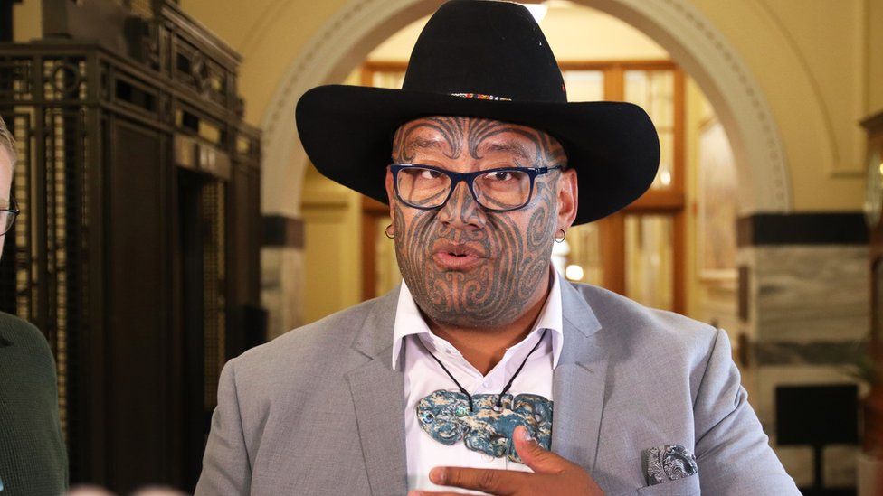Un lider al Partidului Maori a fost expulzat din parlamentul Noii Zeelande pentru că nu purta cravată