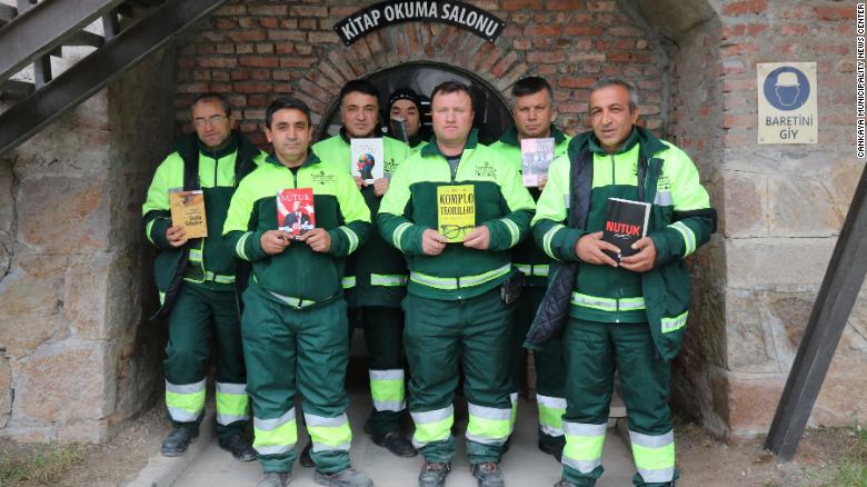 Gunoierii din Ankara au deschis o bibliotecă